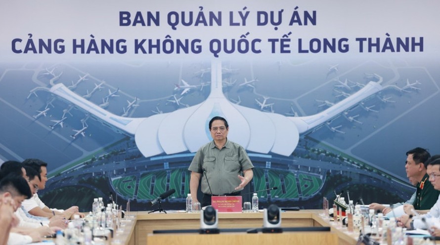 Thủ tướng Phạm Minh Chính làm việc với các nhà thầu và đơn vị thi công Dự án Cảng Hàng không Quốc tế Long Thành. Ảnh: Dương Giang