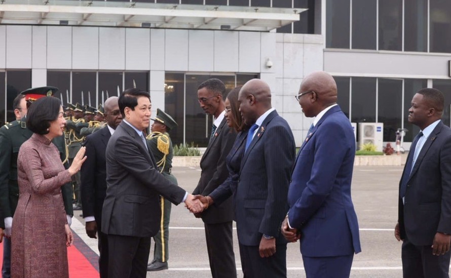 Các quan chức Angola tiễn Chủ tịch nước Lương Cường và Phu nhân tại Sân bay quốc Quatro de Fevereiro Luanda. Ảnh: Lâm Khánh