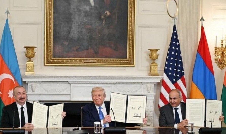 Tổng thống Mỹ Donald Trump (giữa) chủ trì cuộc hòa đàm và ký kết thoả thuận hợp tác giữa Tổng thống Azerbaijan Ilham Aliyev (trái) với Thủ tướng Armenia Nikol Pashinyan tại Thủ đô Washington DC., ngày 8/8/2025. Ảnh: AZERTAC