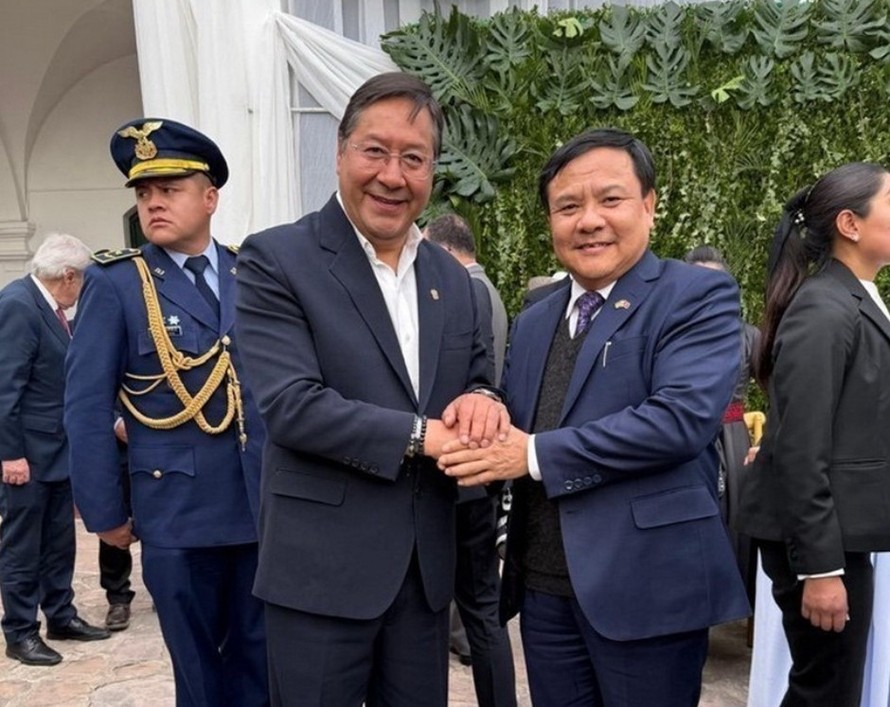 Đại sứ Bùi Văn Nghị chào xã giao Tổng thống Luis Alberto Arce.