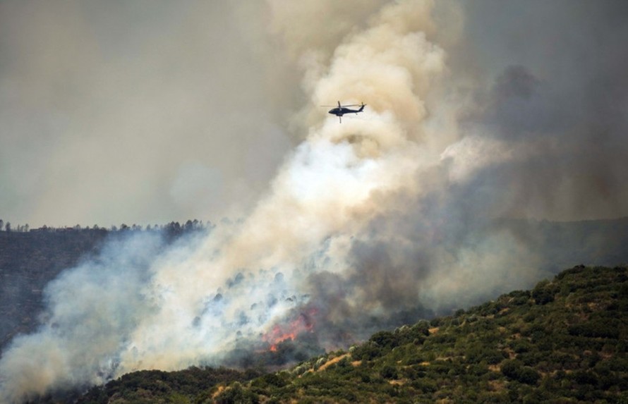 Khói bốc lên từ đám cháy rừng ở Izmir, Thổ Nhĩ Kỳ.