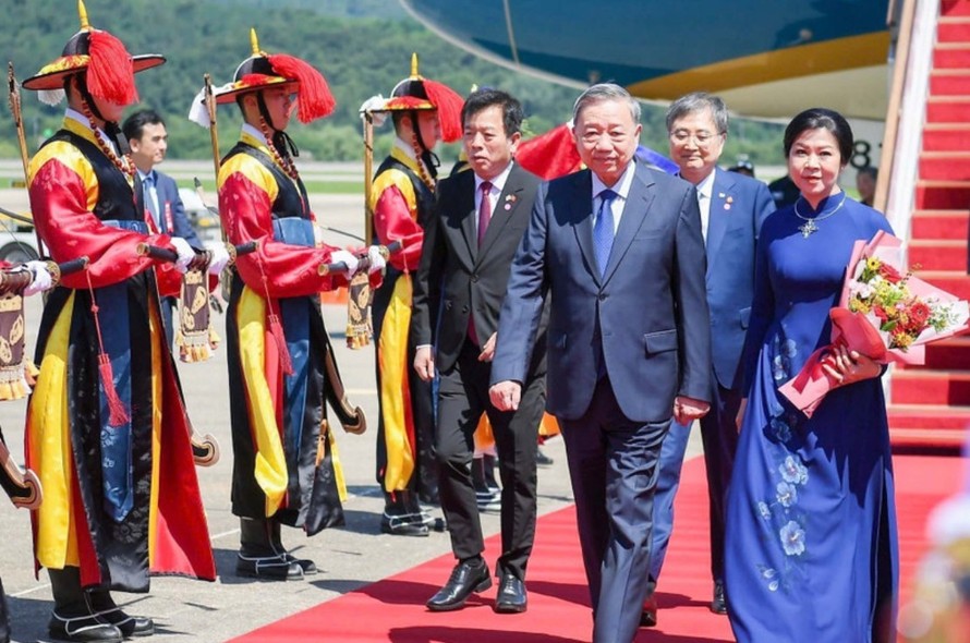 Tổng Bí thư Tô Lâm và Phu nhân đến thủ đô Seoul, bắt đầu chuyến thăm cấp Nhà nước tới Hàn Quốc. Ảnh: Thống Nhất