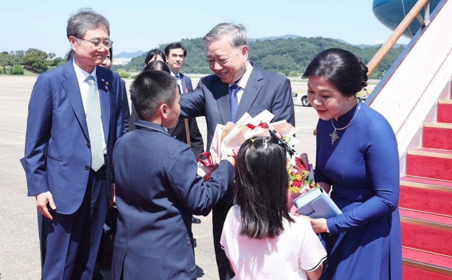 Tổng Bí thư Tô Lâm và Phu nhân đến thủ đô Seoul, bắt đầu chuyến thăm cấp Nhà nước tới Hàn Quốc. Ảnh: Thống Nhất