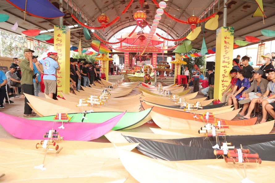 Lễ hội thả diều ở làng Bá Dương Nội có bề dày lịch sử hàng nghìn năm.