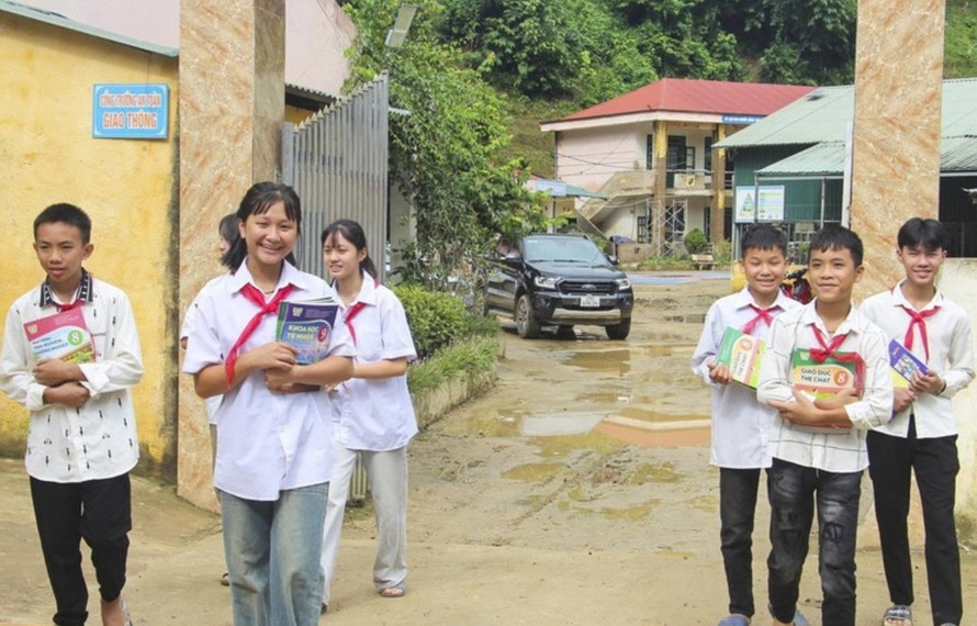 Học sinh Trường Phổ thông Dân tộc bán trú THCS Chiềng Sơ (xã Mường Luân) vui mừng khi được tặng sách giáo khoa mới.