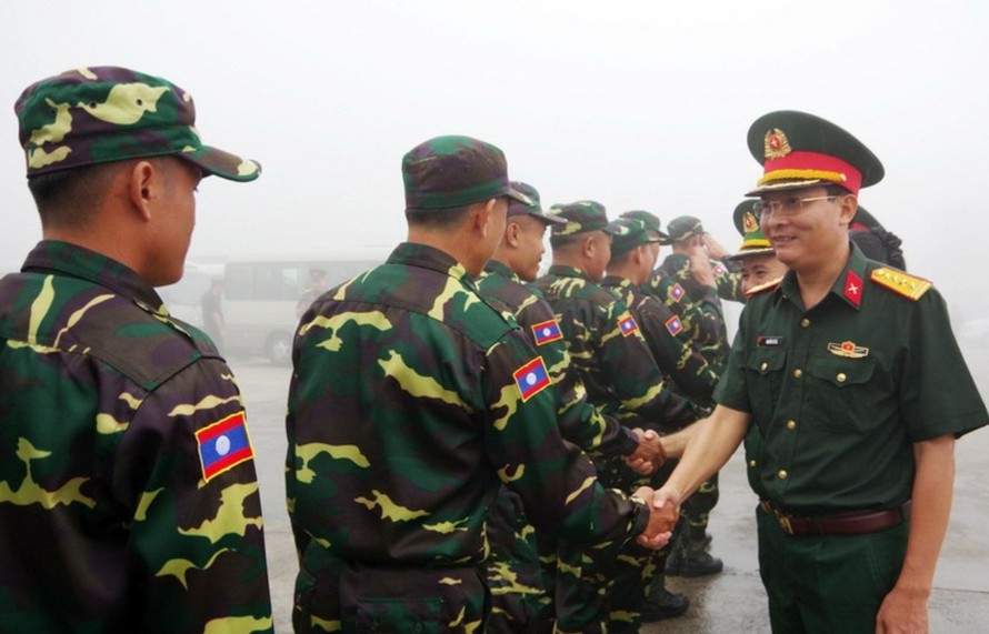Đại tá Nguyễn Tú Tài, Phó Chỉ huy trưởng Bộ Chỉ huy Quân sự tỉnh Hà Tĩnh chào đón cán bộ, chiến sỹ Quân đội Nhân dân Lào.