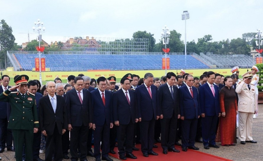 Đoàn đại biểu lãnh đạo, nguyên lãnh đạo Đảng, Nhà nước cùng các bộ ngành Trung ương, đến đặt vòng hoa và vào Lăng viếng Chủ tịch Hồ Chí Minh. Ảnh: Tuấn Anh