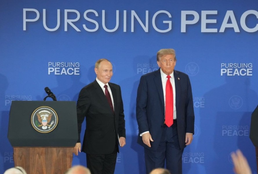 Tổng thống Mỹ Donald Trump (phải) và Tổng thống Nga Vladimir Putin trong cuộc họp báo chung tại Căn cứ Elmendorf-Richardson ở Anchorage, bang Alaska (Mỹ) ngày 15/8/2025. 