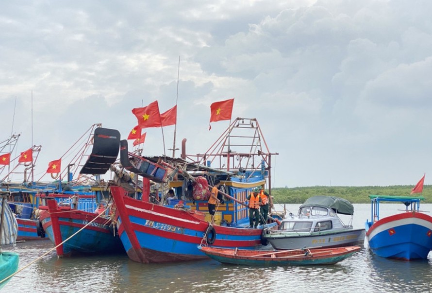 Người dân ứng phó áp thấp nhiệt đới. 