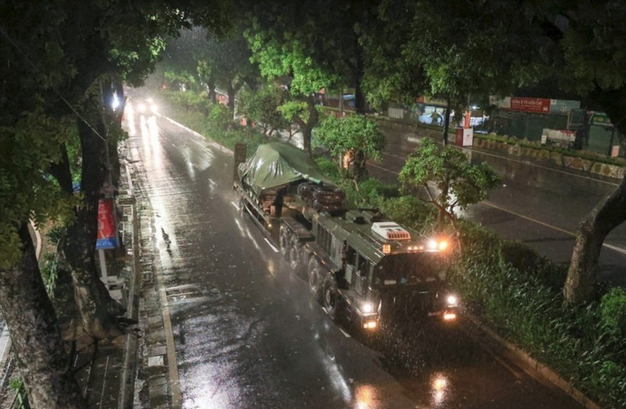 Khối xe bánh xích, tăng thiết giáp của Binh chủng Tăng thiết giáp trên đường di chuyển về trung tâm Thủ đô. Ảnh: Lê Đông