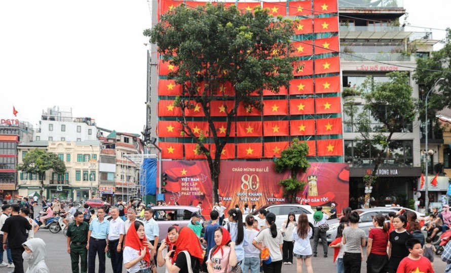 Đông đảo người dân Thủ Đô chụp ảnh check-in tại quảng trường Đông Kinh Nghĩa Thục. Ảnh: Lê Đông