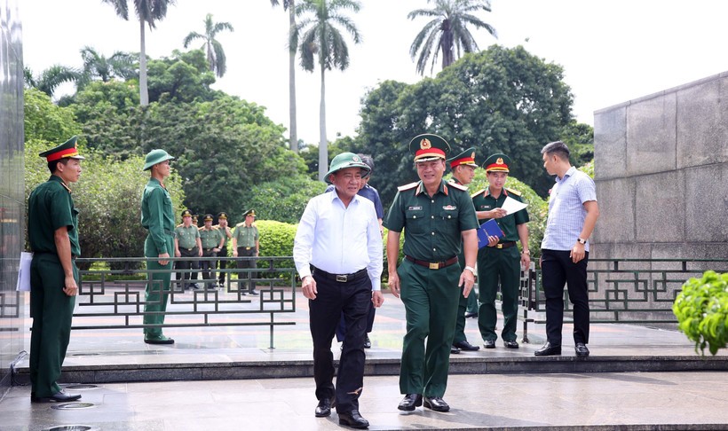 Thường trực Ban Bí thư Trần Cẩm Tú kiểm tra công tác chuẩn bị Lễ kỷ niệm 80 năm Cách mạng tháng Tám thành công và Quốc khánh tại khu vực Lăng Chủ tịch Hồ Chí Minh, Quảng trường Ba Đình. Ảnh: Văn Điệp