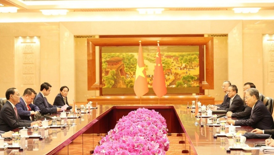 Phó Chủ tịch Quốc hội Trần Quang Phương (trái) hội kiến Ủy viên trưởng Ủy ban Thường vụ Đại hội Đại biểu Nhân dân Toàn quốc Trung Quốc Triệu Lạc Tế. Ảnh: Công Tuyên