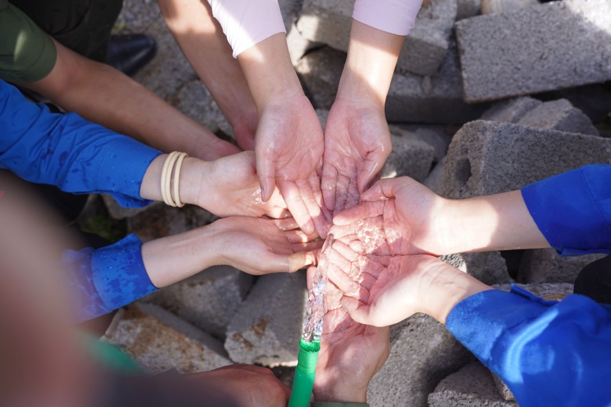 Tại điểm trường Pom Khuông, từ nay cô trò cũng sẽ không còn phải lo cảnh thiếu nước triền miên khi nước sạch đã được dẫn về từ bản và bể nước sinh hoạt được lắp đặt. Nguồn nước ổn định không chỉ cải thiện điều kiện sinh hoạt, mà còn giúp thay đổi bộ mặt trường lớp.