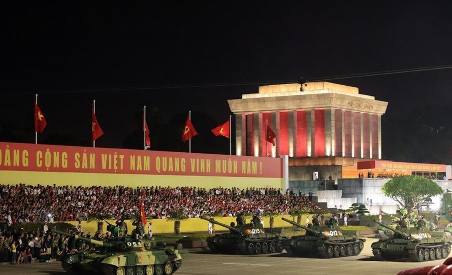 Khối xe tăng thiết giáp diễu binh trên Quảng trường Ba Đình. Ảnh: Tuấn Anh