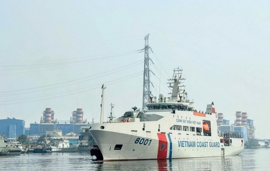 Tàu Cảnh sát biển Việt Nam CBS 8001 tiến vào cảng Tanjung Priok Port, Indonesia. Ảnh: Văn Phong