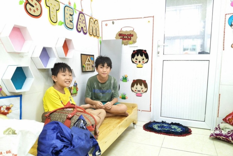 Các em nhỏ tại xã Đan Hải được bố trí ở tại các trường học, nhà văn hóa và sẽ nghỉ học trong 2 ngày. Ảnh: Hữu Quyết