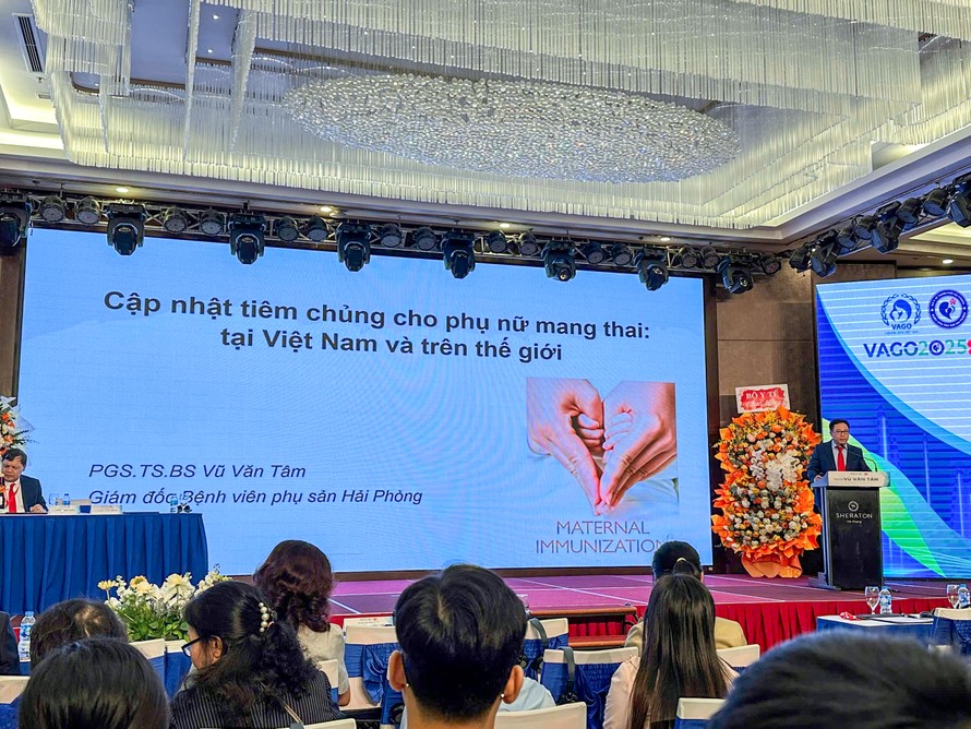 PGS. TS. BS. Vũ Văn Tâm – Phó Chủ tịch Hội Phụ sản Việt Nam, Giám đốc Bệnh viện Phụ sản Hải Phòng – phát biểu tại hội nghị.
