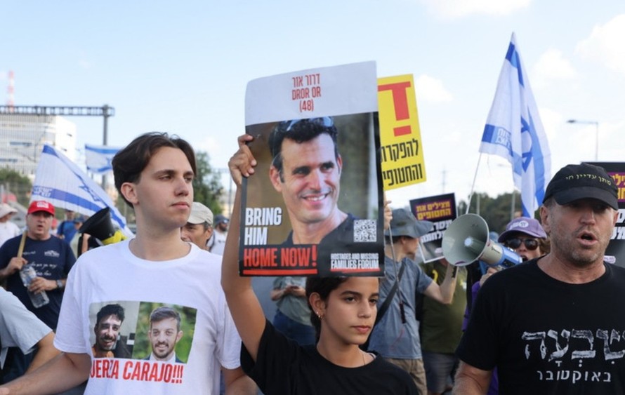 Người dân Israel tuần hành tại Tel Aviv ngày 17/8/2025, yêu cầu Thủ tướng Benjamin Netanyahu tiến tới thỏa thuận với Hamas nhằm chấm dứt chiến tranh và trả tự do cho các con tin. 