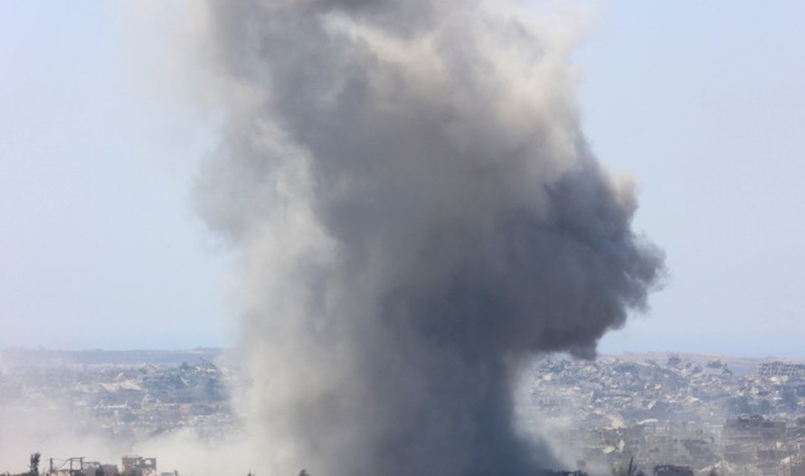 Khói bốc lên sau cuộc không kích của Israel xuống Dải Gaza.