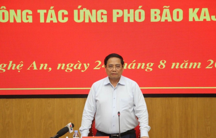 Thủ tướng Phạm Minh Chính trực tiếp chỉ đạo ứng phó bão số 5. Ảnh: Văn Tý