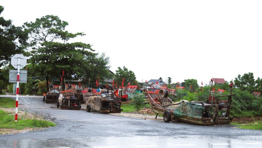 Bè mảng của ngư dân làng biển Thái Thịnh (xã Hải Châu, tỉnh Nghệ An) đã được kéo qua đê biển, lên khu vực cao trong làng biển để tránh trú bão. Ảnh: Xuân Tiến