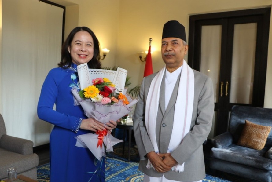 Phó Tổng thống Nepal tặng hoa Phó Chủ tịch nước Võ Thị Ánh Xuân. Ảnh: Ngọc Thúy