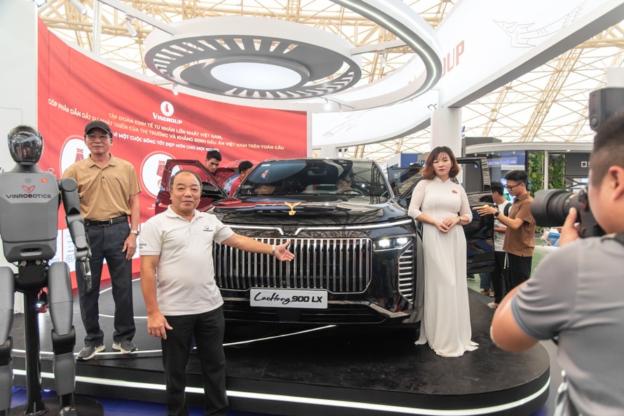VinFast gây “choáng” tại Trung tâm Triển lãm Việt Nam bằng dàn xe “khủng”: Bộ đôi Lạc Hồng 900 LX tạo ấn tượng mạnh