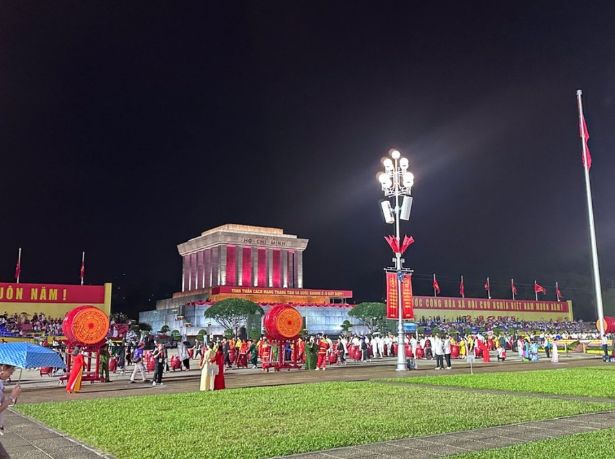 Quảng trường Ba Đình lúc 4 giờ 30 phút sáng trước giờ tổng duyệt. Ảnh: Thùy Giang