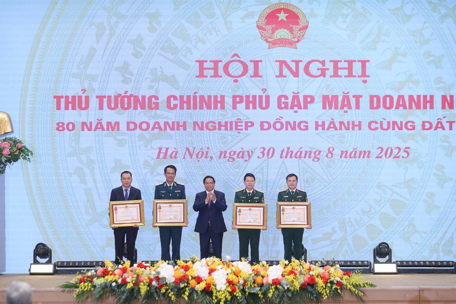 Tập đoàn Viettel vinh dự nhận Huân chương bảo vệ Tổ quốc. Ảnh: Nhật Bắc