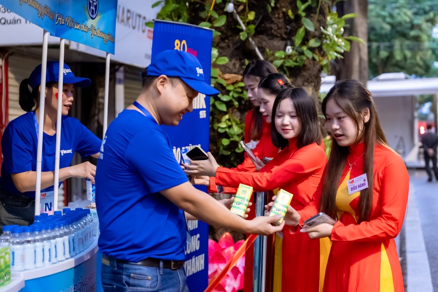 Vinamilk trân trọng trao những món quà dinh dưỡng. Ảnh: Vi Nam