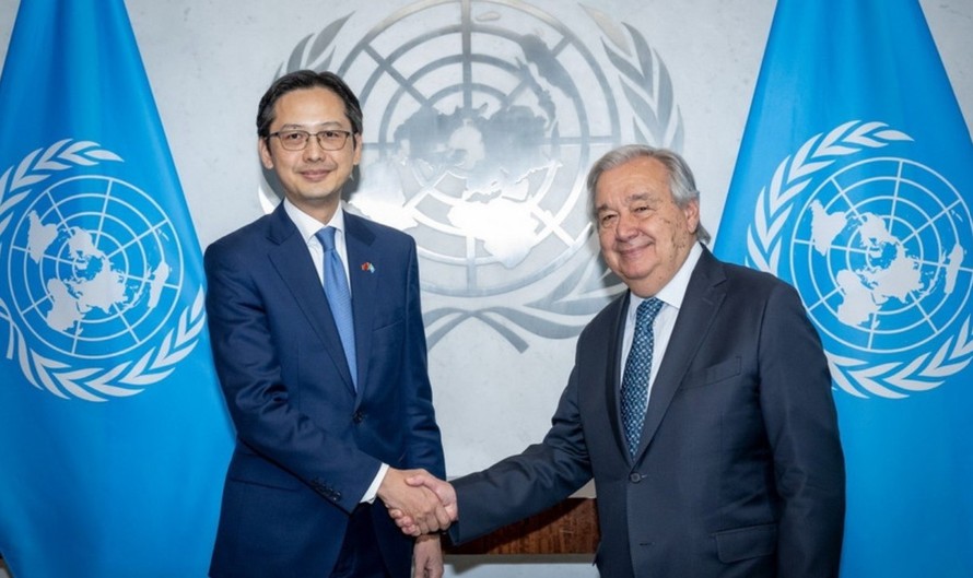 Đại sứ Đỗ Hùng Việt và Tổng Thư ký LHQ António Guterres. Ảnh: Lê Hoàng