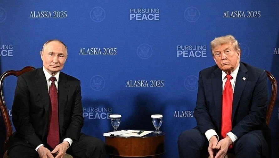 Tổng thống Nga Vladimir Putin (trái) trong cuộc họp với Tổng thống Mỹ Donald Trump tại Căn cứ Elmendorf-Richardson ở Anchorage, bang Alaska (Mỹ) ngày 15/8.