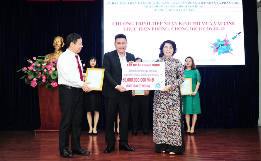 Ông Nguyễn Nam Hiền - Phó Tổng Giám đốc Tập đoàn Hưng Thịnh trao bảng tượng trưng ủng hộ 50 tỷ đồng kinh phí mua vắc-xin phòng ngừa Covid-19 cho bà Tô Thị Bích Châu, Chủ tịch Ủy ban Mặt trận Tổ quốc Việt Nam TP.HCM.