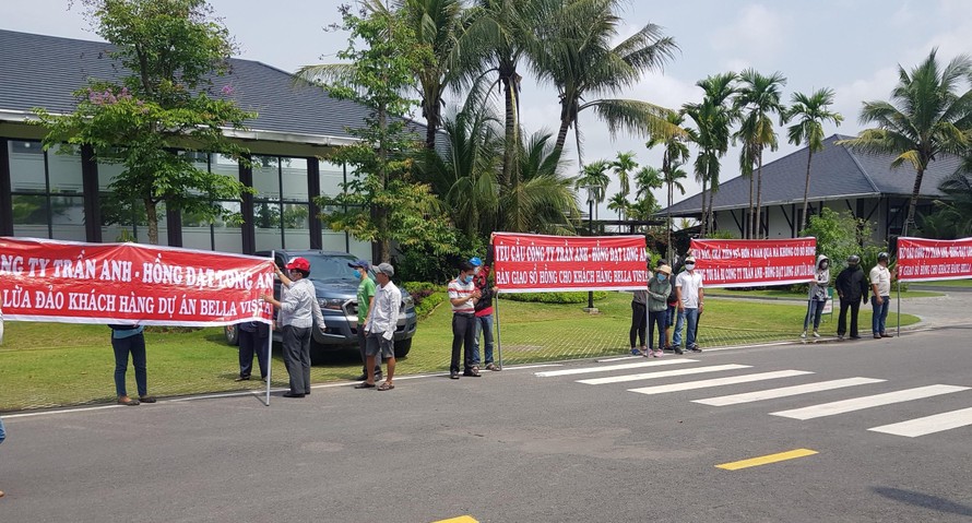 Cư dân dự án Bella Vista căng băng rôn trước trụ sở Trần Anh Group yêu cầu bàn giao sổ đỏ.