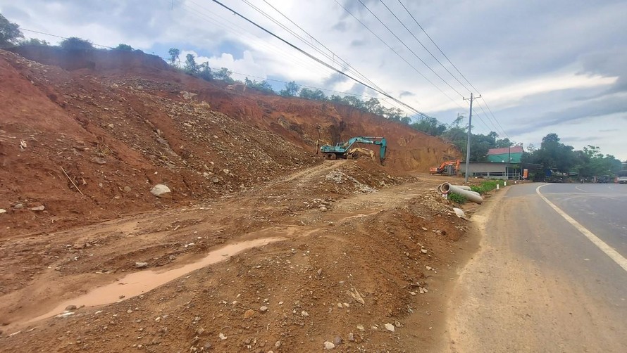 Khoảng 1/3 ngọn đồi nằm sát Quốc lộ 20 đã biến mất.