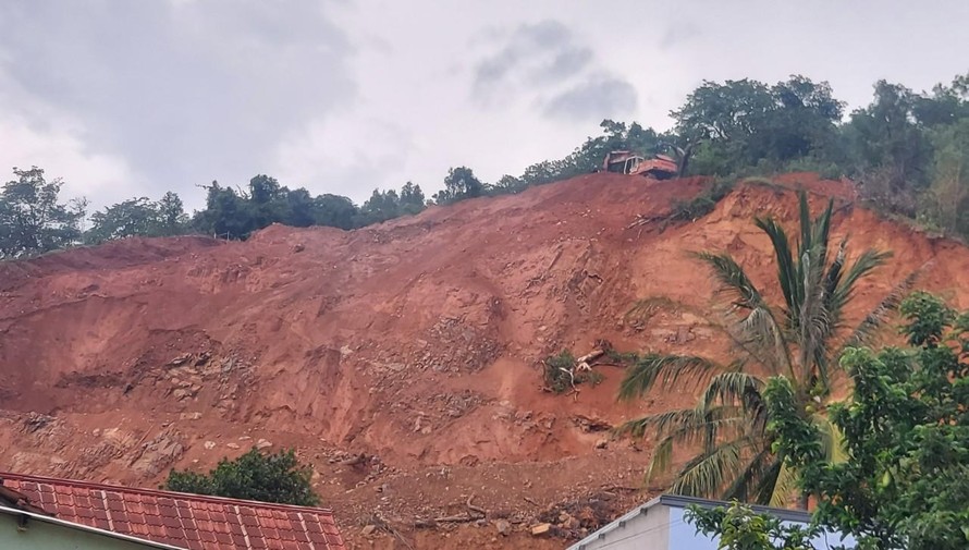 Xe cuốc đất bất chấp nguy hiểm để hoạt động.