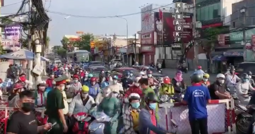 Hai chốt kiểm soát người dân và phương tiện ra vào địa bàn Q.Gò Vấp tiếp tục xảy ra ùn ứ cục bộ buộc lực lượng chức năng phải xả trạm.