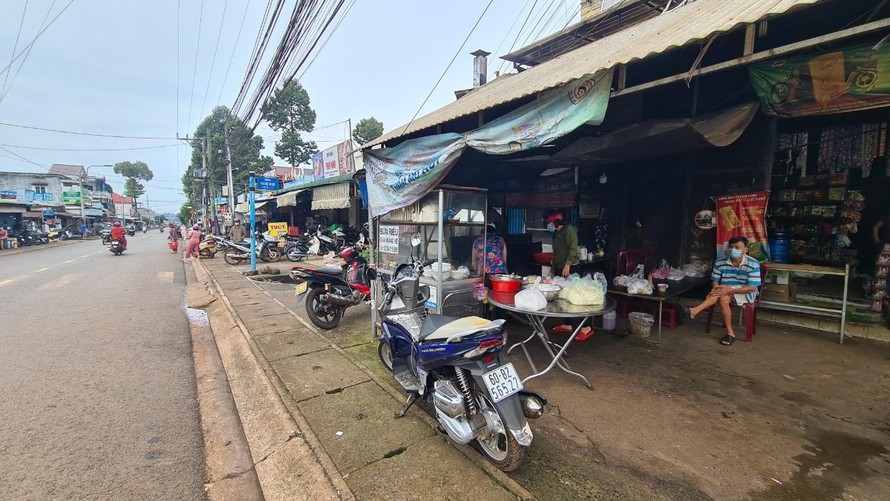 Người dân ở huyện Thống Nhất (tỉnh Đồng Nai) trông mong tiền hỗ trợ. 