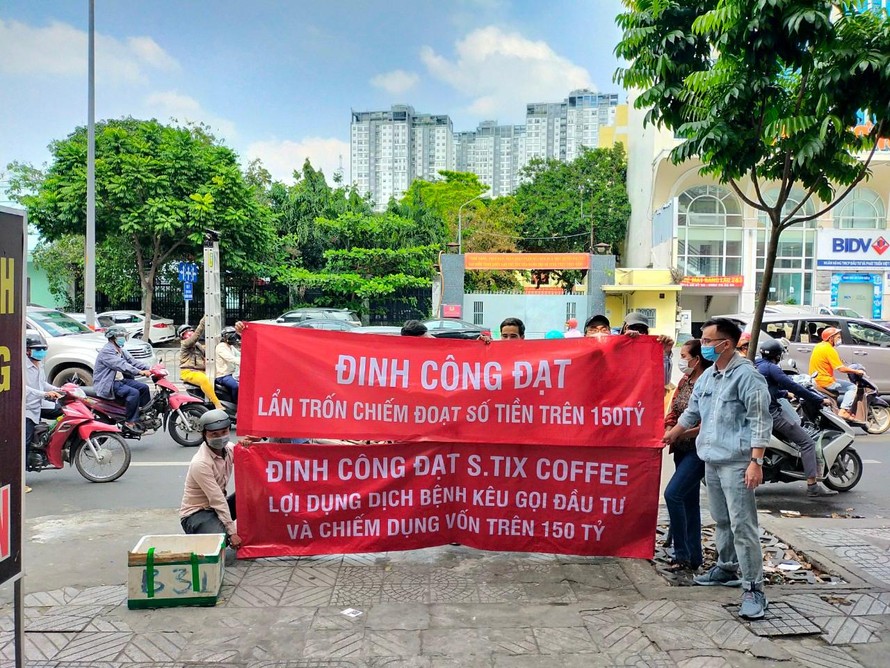 Nhà đầu tư căn băng rôn "lên án" CEO Đinh Công Đạt và S.Tix Coffee lẩn trốn sau khi ôm tiền.