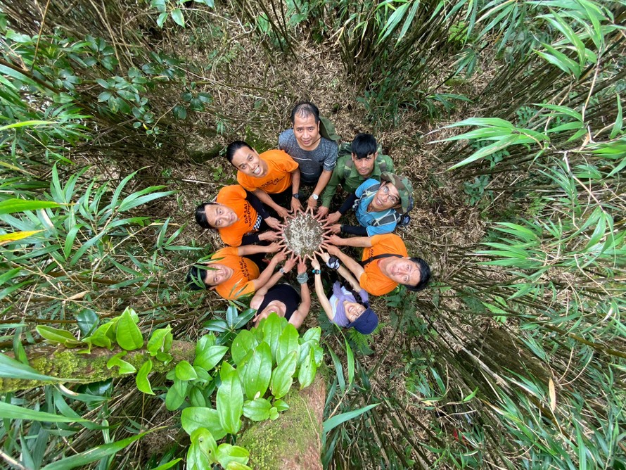 Hạnh phúc khi chạm tay lên "nóc nhà Gia Lai". Ảnh: Hoàng Ngọc