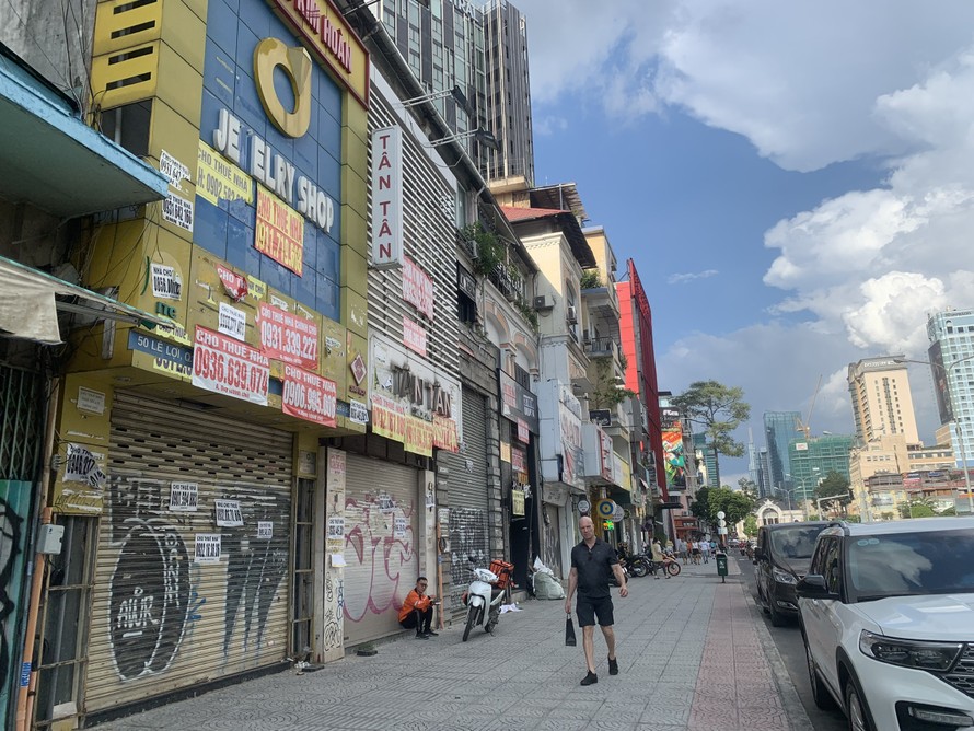 Nhiều mặt bằng trên đường Lê Lợi vẫn bỏ trống, không tìm được khách thuê.