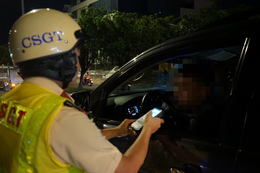 Lực lượng CSGT đang làm nhiệm vụ tại cụm kiểm tra nồng độ cồn trên đường Võ Văn Kiệt (quận 6).
