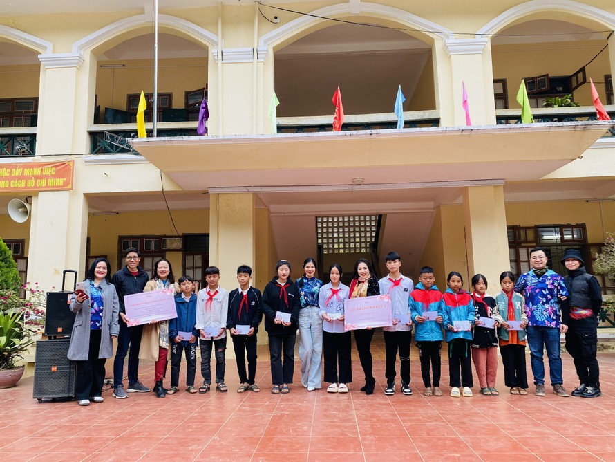 Trao học bổng tại trường cấp 1-2 Tà Hộc, Mai Sơn, Sơn La.