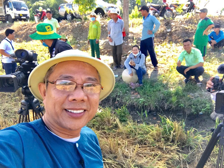 Nghệ sĩ Trung Dân trên phim trường