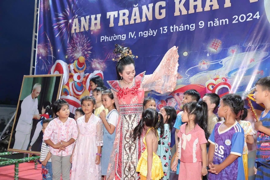 Hồng Phượng trong một lần hát trung thu vì trẻ em nghèo