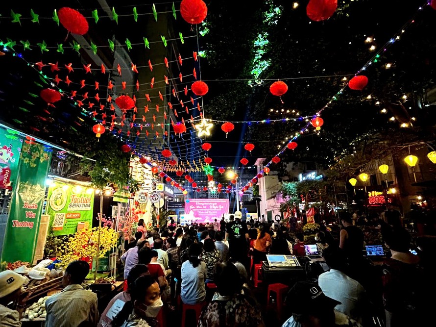 "Đường xuân Đặng Tất" về đêm. Ảnh: GIẢN THANH SƠN