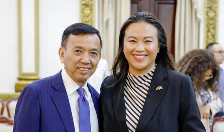 David Duong và cựu thị trưởng Sheng Thao. 