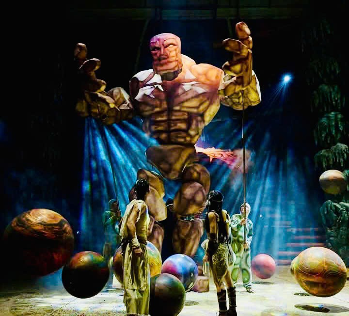 Hình rối người khổng lồ tạo một hiệu ứng đặc biệt trong vở kịch xiếc Vùng đất kỳ bí