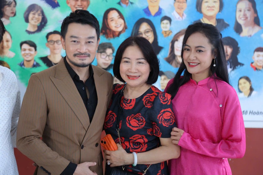 Trương Minh Quốc Thái (trái) và Hồng Ánh (áo dài) trở về Hoàng Thái Thanh trình diễn trích đoạn Rau răm ở lại sau thời gian dài xa sân khấu